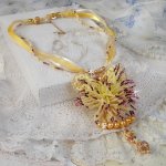 Collana con ciondolo La Petite Robe Jaune con perline, perline Swarovski e altre.